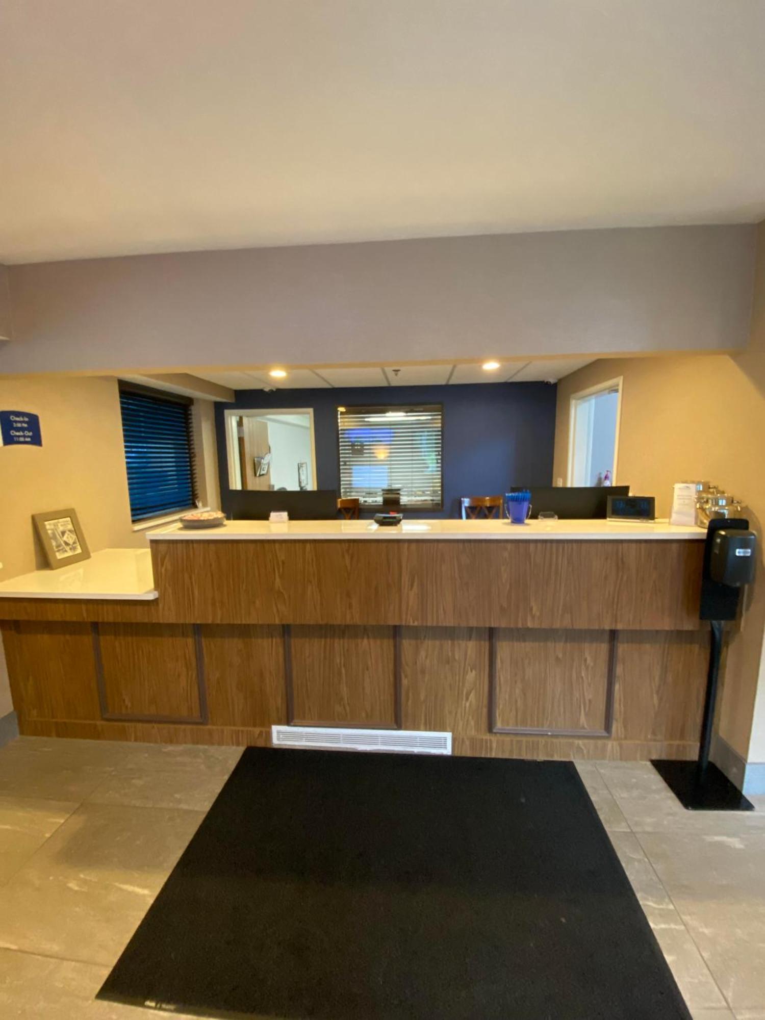 Beachfront Hotel Houghton Lake Exterior photo