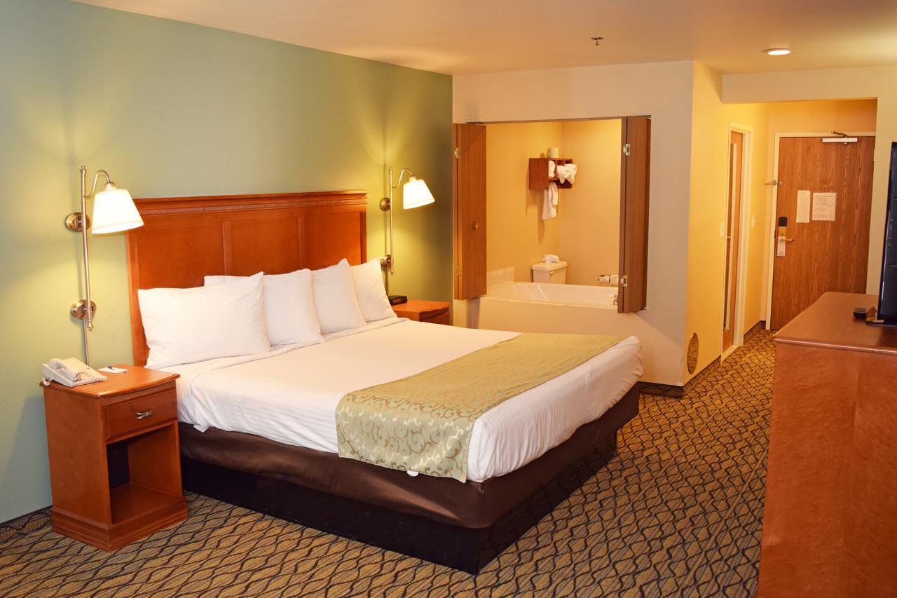 Beachfront Hotel Houghton Lake Exterior photo