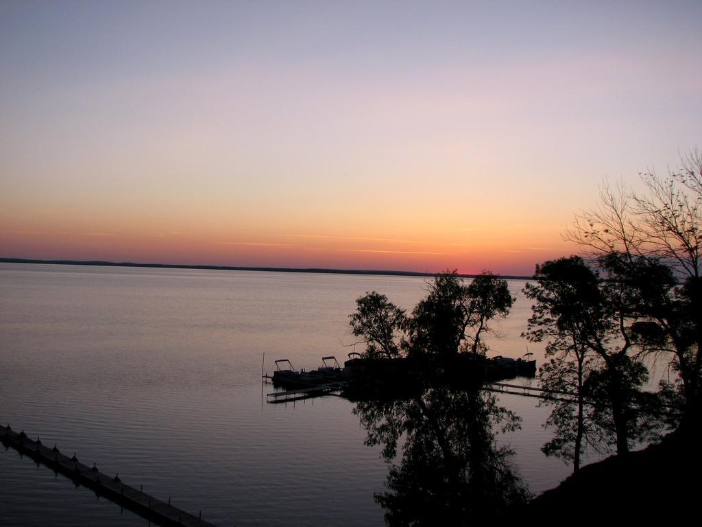 Beachfront Hotel Houghton Lake Exterior photo